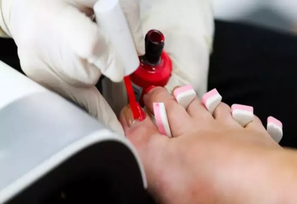 Salon de manichiură în sala de Consiliu a unei primării din Bacău - VIDEO VIRAL