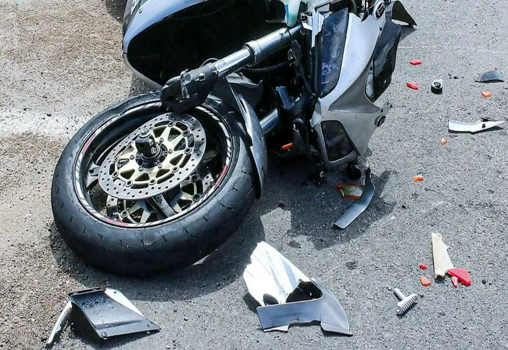 S-a înfipt cu motocicleta direct în gard