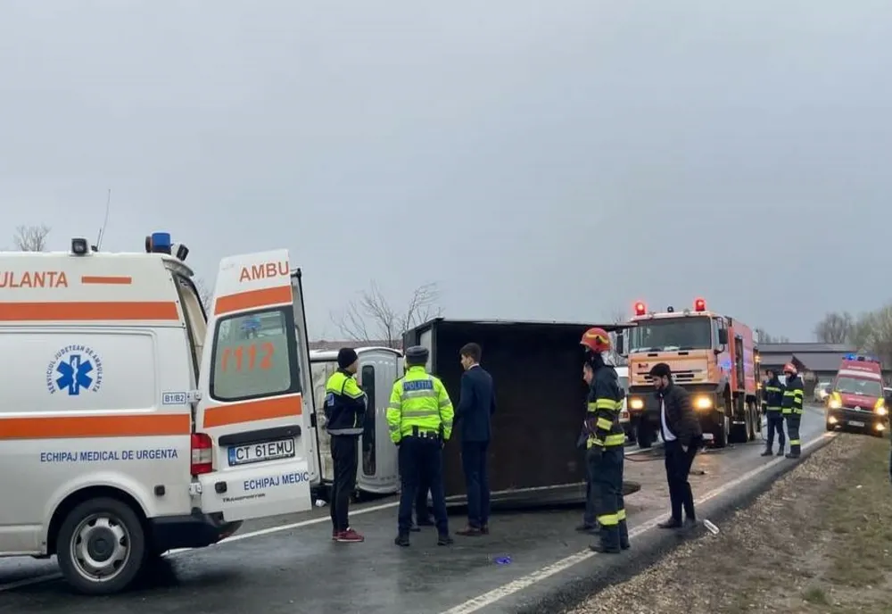 Autoutilitară răsturnată: un mort și trei răniți