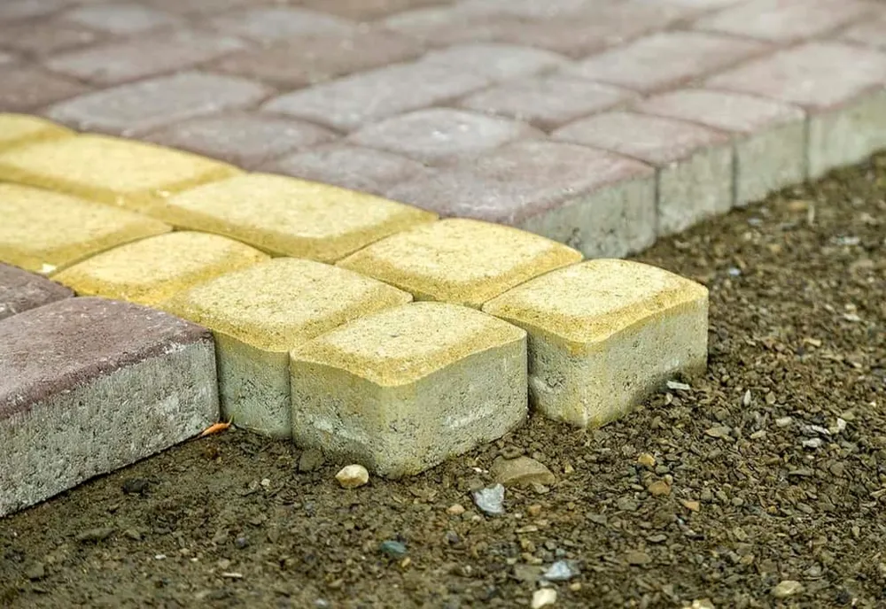 A furat pavelele ce urmau a fi utlizate la amenajarea unor trotuare în Verneşti
