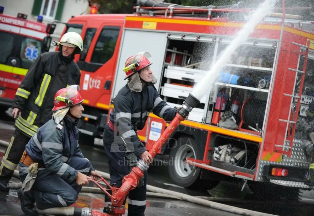 Incendiu violent într-un bloc din Constanța. Mai mulți oameni evacuați