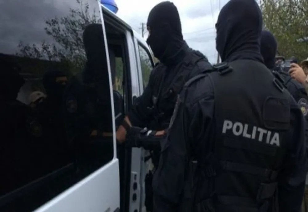 VIDEO Tupeu maxim! Un bărbat a amenințat mascații care se aflau în misiune