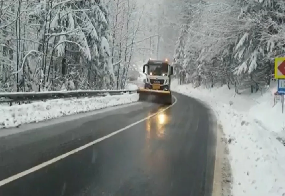 VREMEA SE RĂCEȘTE DRASTIC ÎN NORDUL ȚĂRII: NINSORI ȘI VISCOL LA MUNTE