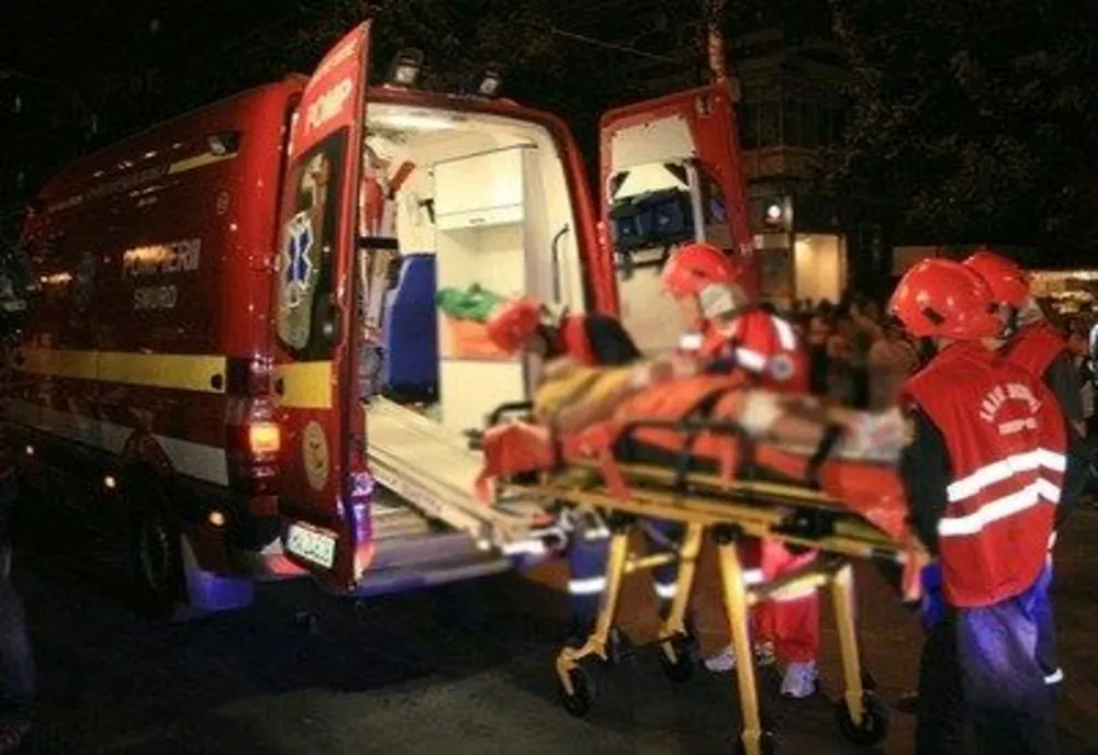Mașină rămasă suspendată în valea Canalului Dunăre-Marea Neagră