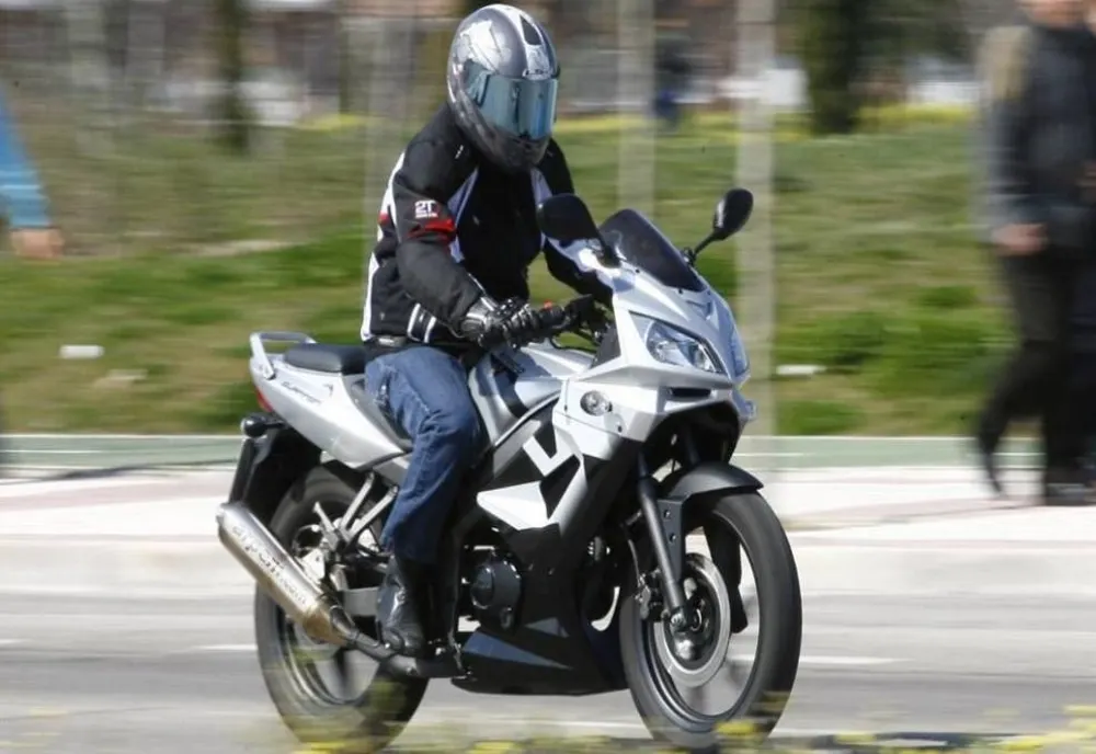 Inconștiență pe două roți: Tânăr băut și fără permis, prins pe o motocicletă neînmatriculată