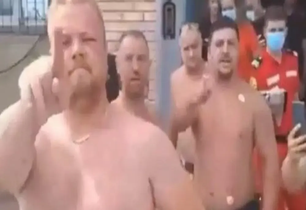 S-a aflat cine sunt bătăușii de la Costinești - Agresorii de pe plajă sunt din Brașov și au la activ condamnări grele
