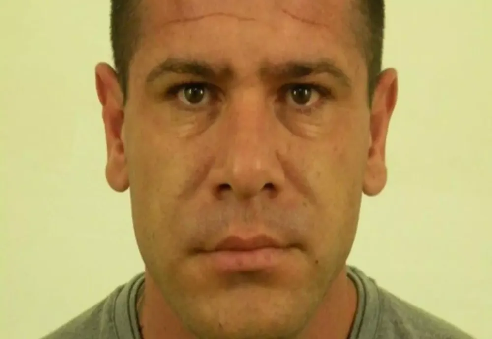 INFRACTOR PERICULOS, EVADAT DE SUB ESCORTĂ LA ARAD