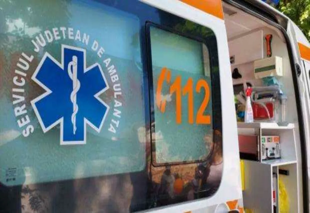 AMBULANȚĂ ÎNZĂPEZITĂ PE UN DRUM DIN JUDEŢUL CONSTANŢA