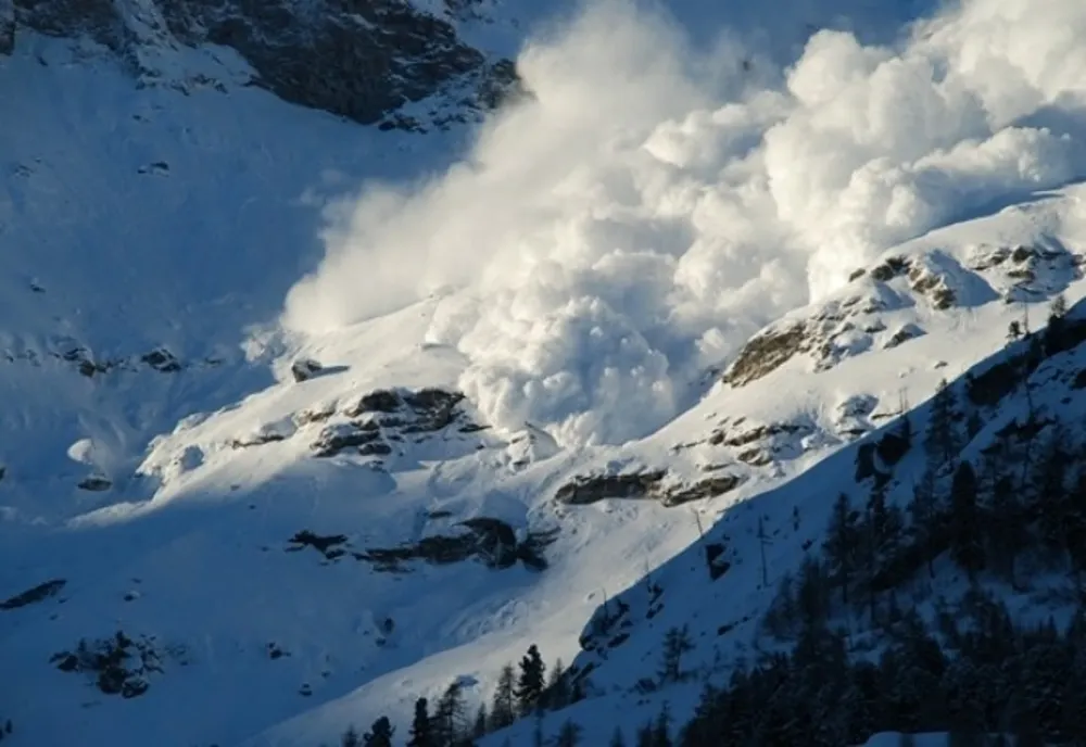 RISC ÎNSEMNAT DE AVALANȘE ÎN FĂGĂRAȘ, BUCEGI ȘI CEAHLĂU