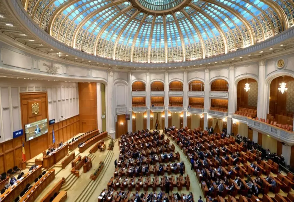 Revoltă la Parlament! Angajații amenință cu greva generală după ce Guvernul Bolojan le-a tăiat din sporuri. La e salariu ajunge un agent de curățenie