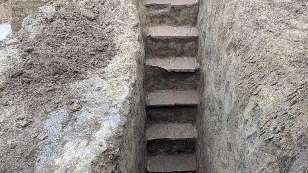 Descoperire arheologică la Constanța. O scară care duce către catacombe romane vechi de 2.000 de ani, dezgropată pe un șantier