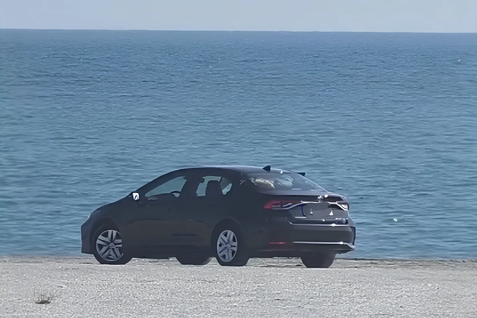 O mașină a intrat pe plajă