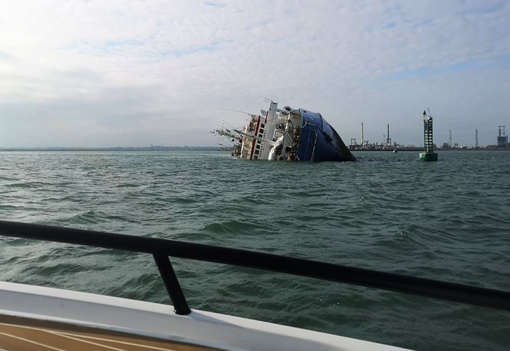 Au fost reluate operațiunile de ranfluare a navei răsturnate, duminică, în Portul Midia