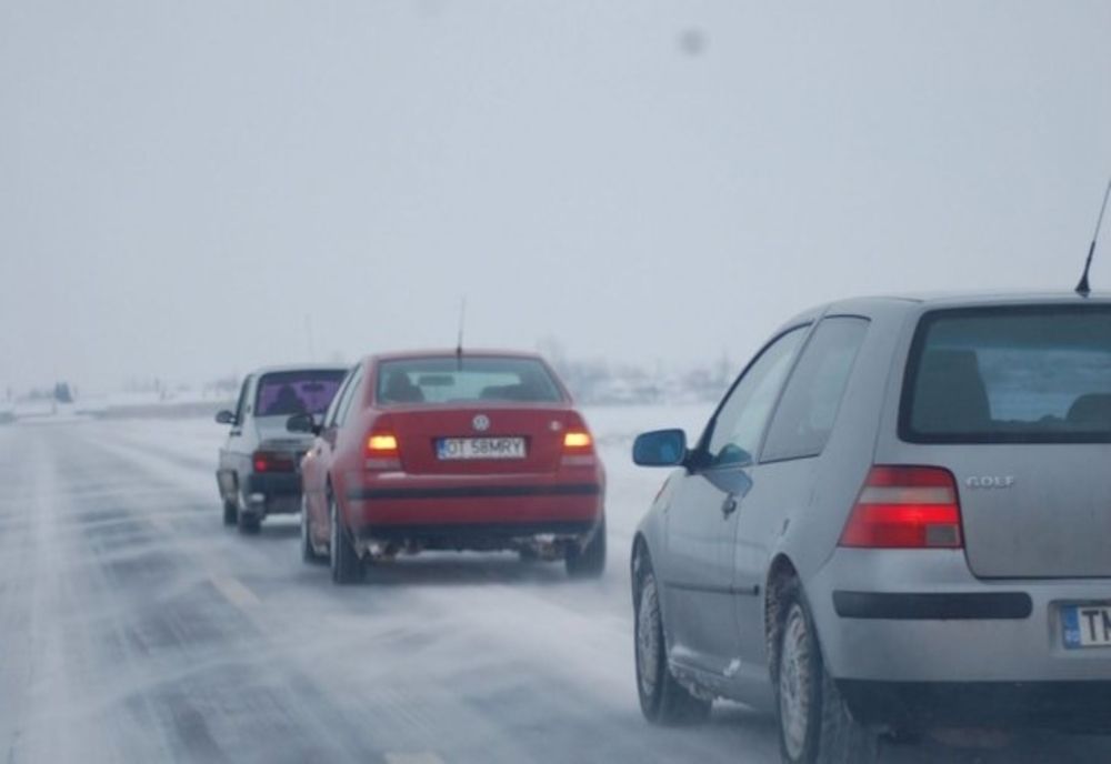 HAOS pe mai multe drumuri din România din cauza zăpezii