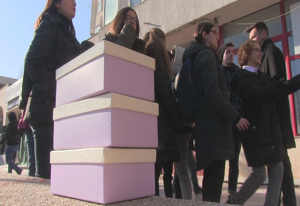 FOTO| Elevii pun piciorul în prag! Problema transportului trebuie rezolvată de urgență