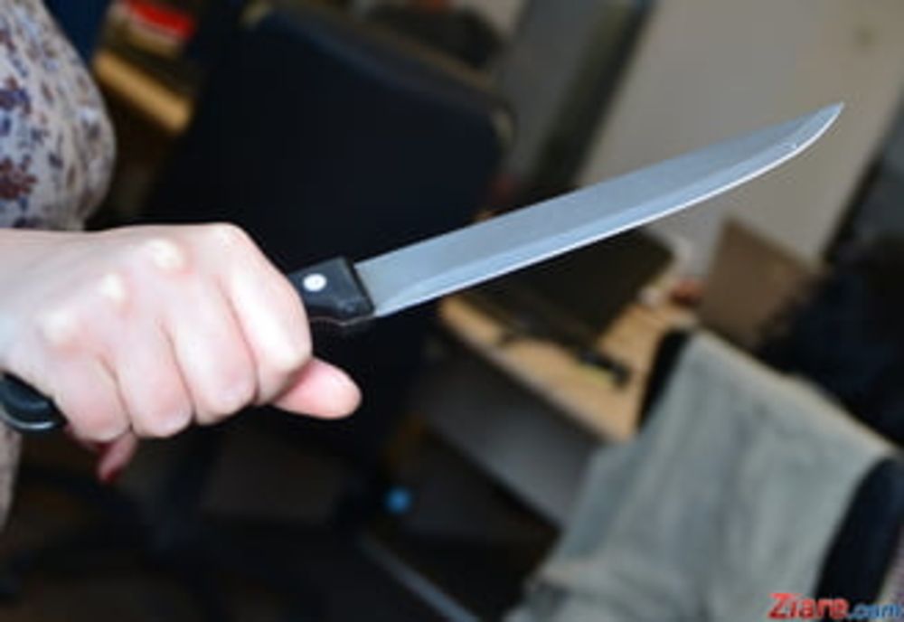 Prahova: Un bărbat din Pauleşti, în stare gravă la spital după ce a fost înjunghiat de...nevastă! 