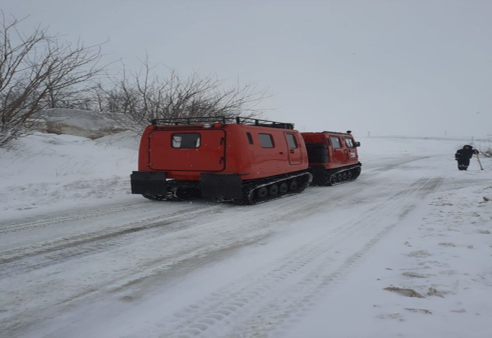 VIDEO| Intervenție prin nămeți. Gravidă preluată cu șenilata