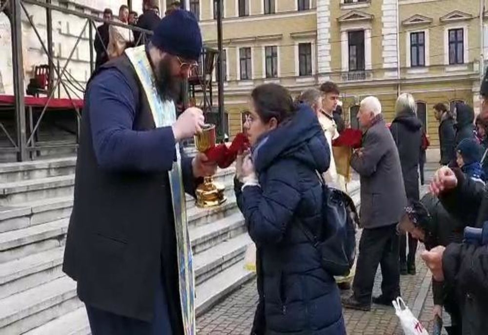 "Sperăm să nu fi avut nimeni coronavirus" - răspunsul dat de purtătorul de cuvânt al Mitropoliei Cluj, după ce zeci de oameni au fost împărtăşiţi cu aceeaşi linguriţă