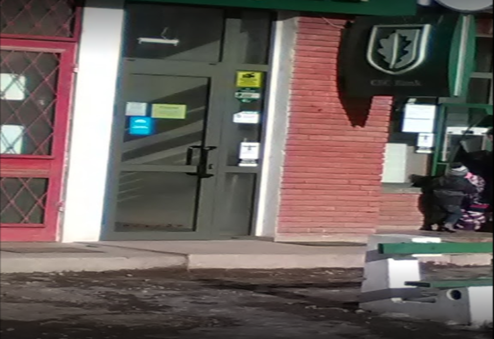 Jaf la CEC Bank Ozun. Hoții au detonat bancomatul