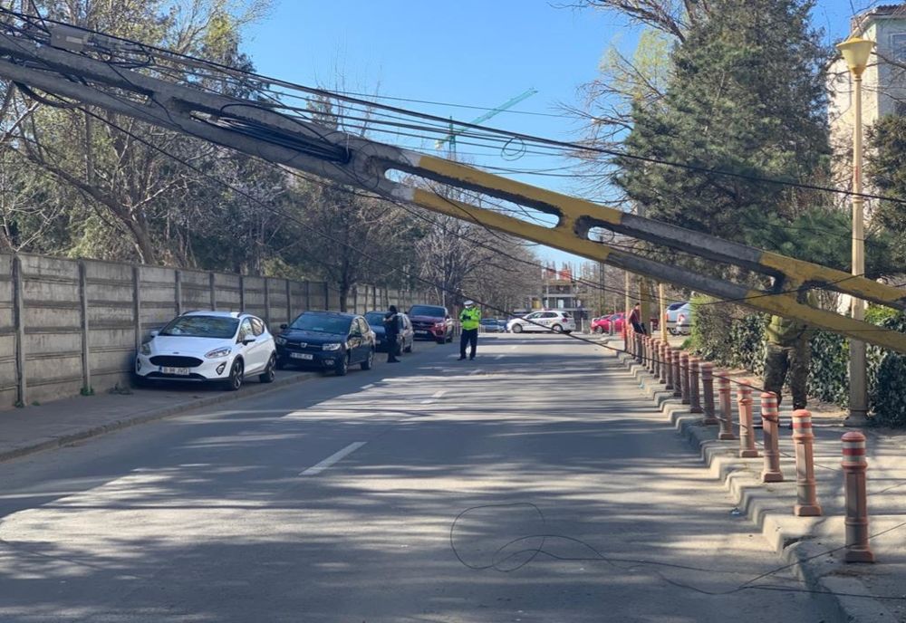 FOTO| Un stâlp s-a rupt și s-a prăbușit pe strada Ștefăniță Vodă