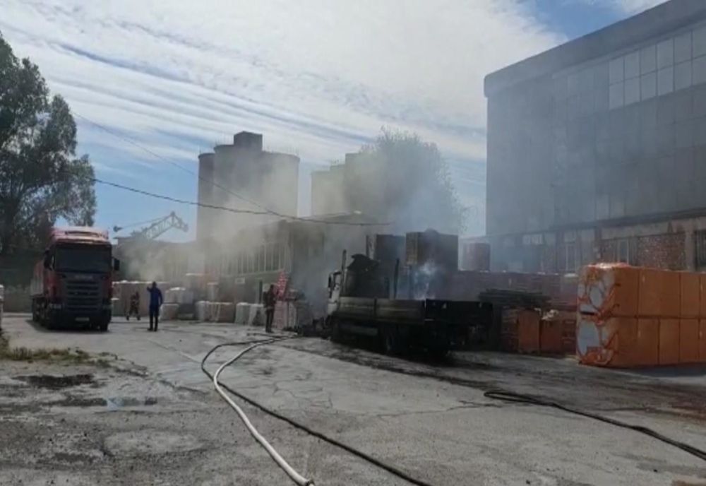 VIDEO | Mesaj RO-ALERT în Constanța: Incendiu puternic la o hala de materiale de construcții, cu degajări mari de fum