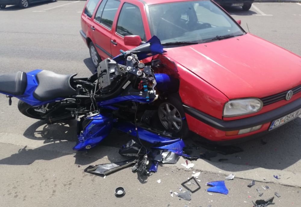 FOTO| Motocicletă spulberată de un șofer de 67 de ani