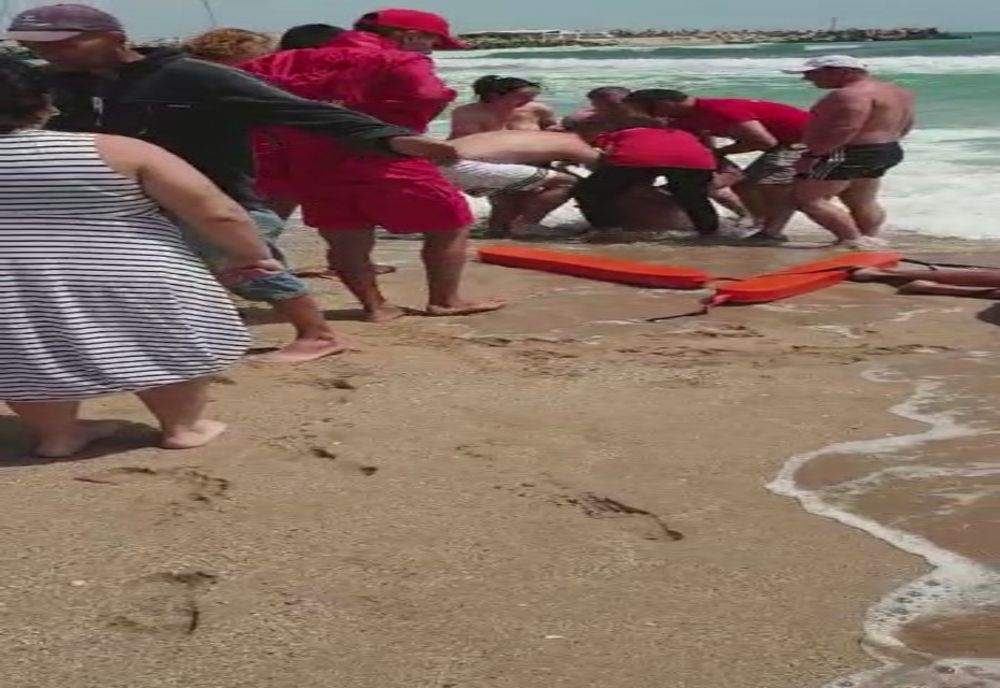  Bărbat  salvat din valurile  mării