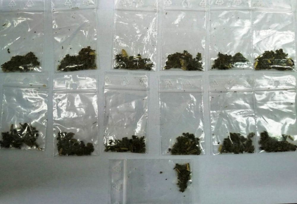         Prins de jandarmi cu buzunarele pline cu droguri