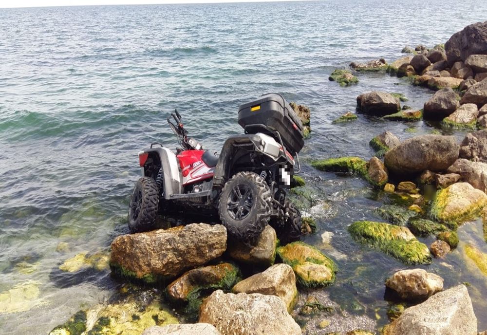 Cu ATV-ul, direct în mare!