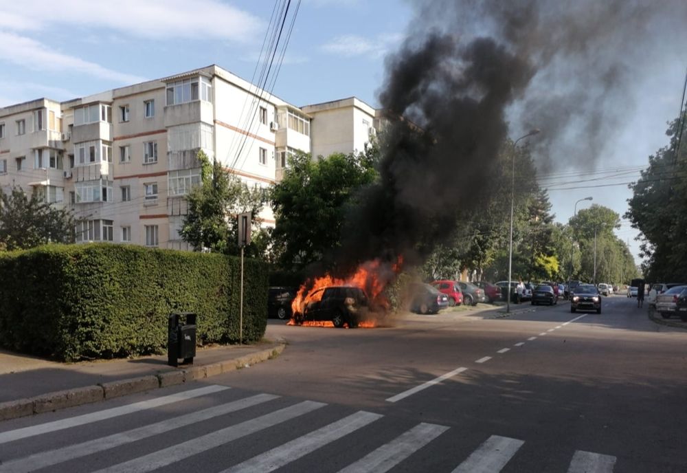 VIDEO| Maşină  făcută scrum pe o stradă din Contanța