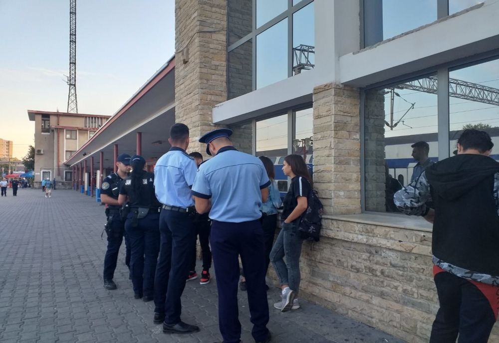  Masca la control. Polițiștii au făcut o razie în zona gărilor