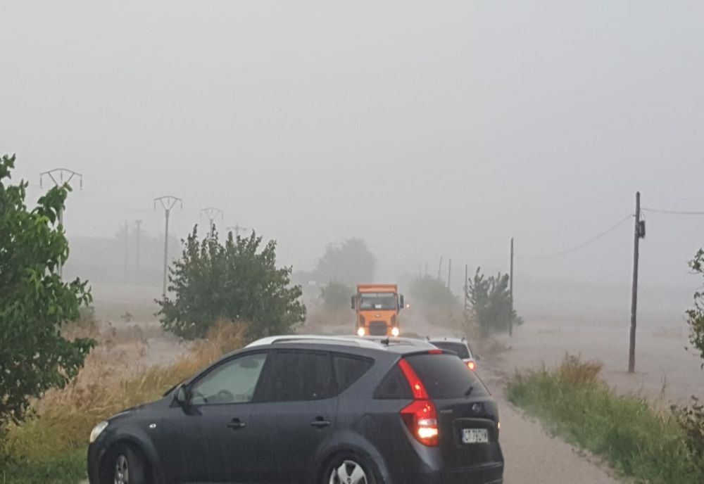 FOTO VIDEO| Viitură puternică în județul Constanța. Drum județean inundat