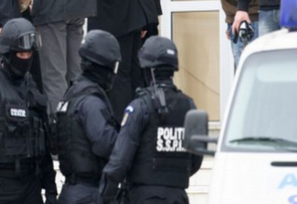 FOTO| Acțiune de amploare la Constanța. Percheziții, arme, sume uriașe din contrabanda cu țigări