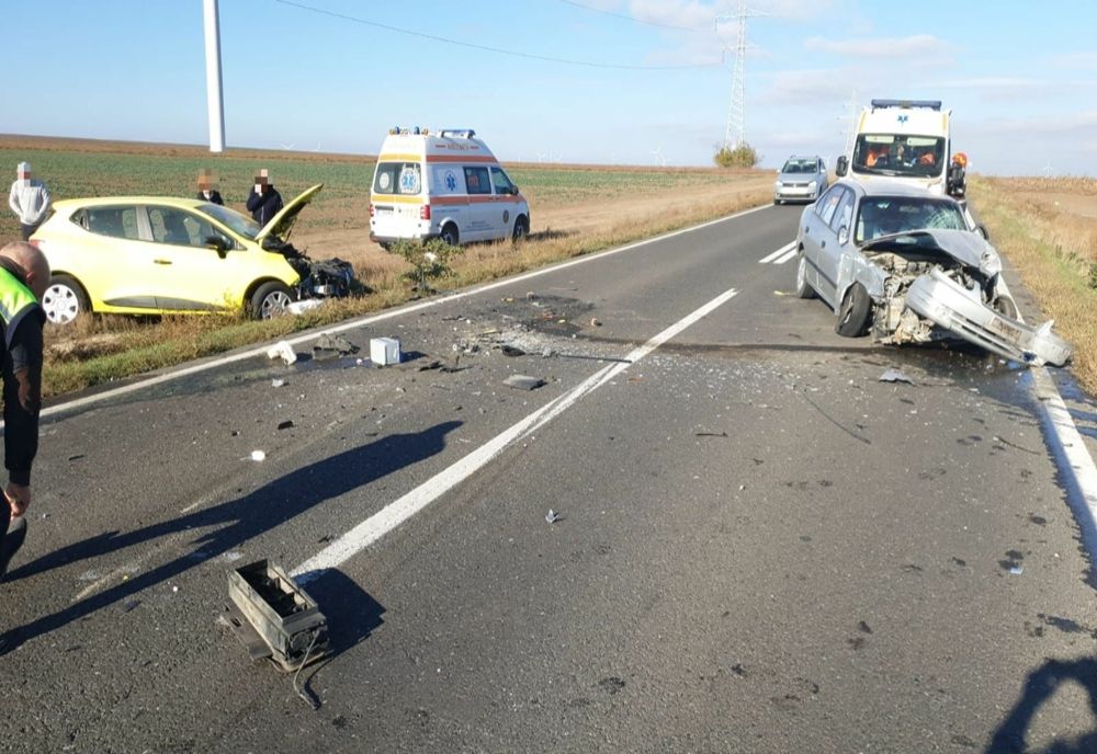 FOTO| Coliziune frontală între două mașini pe DN2A.Trafic întrerupt