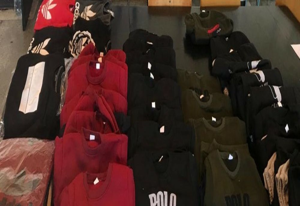  Bișnițari ”săltați” de jandarmi. Vindeau haine “de firmă” în târg