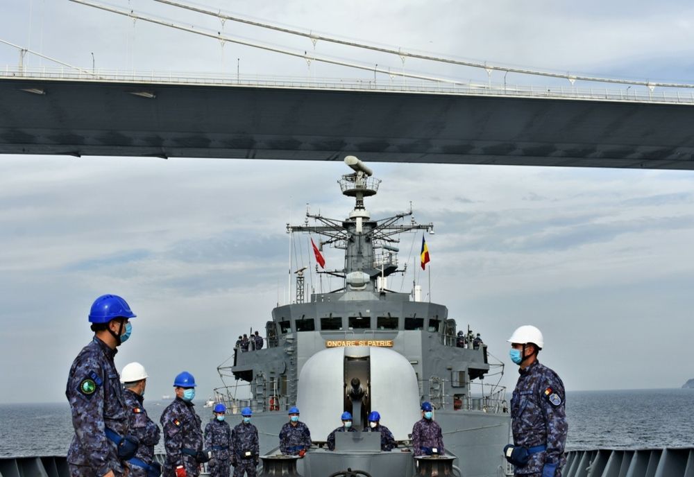 Ziua Armatei sărbătorită de marinarii militari în Strâmtoarea Bosfor, Turcia