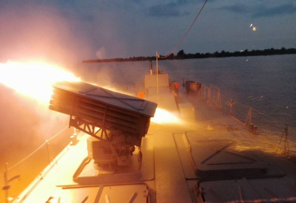 Marinarii militari în instrucție pe Dunăre