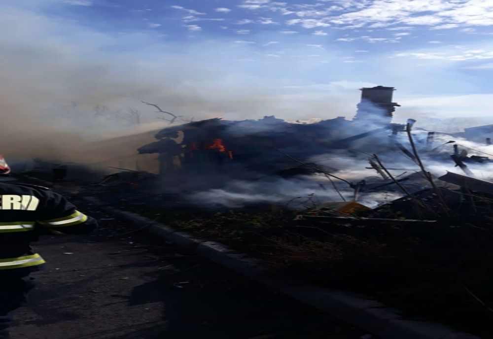FOTO VIDEO| Casă mistuită de flăcări în Murighiol