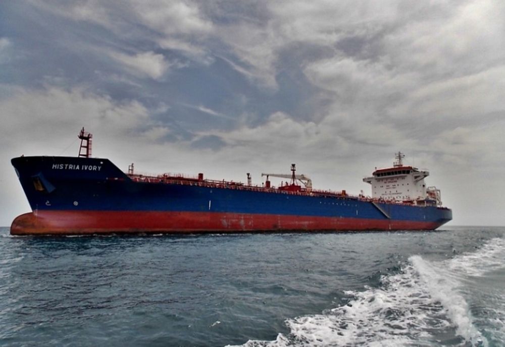 Patru navigatori, între care şi un român, răpiţi de piraţi în Golful Guineei