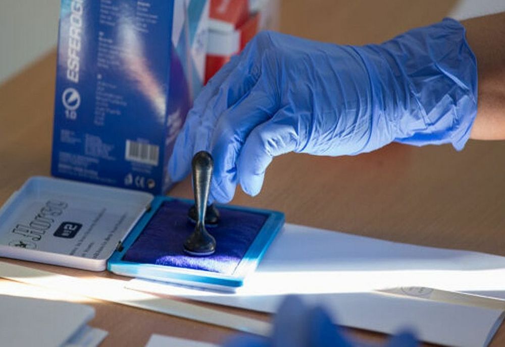 S-a prezentat la sectia de vot deși trebuia să stea în izolare la domiciliu. Amendă drastică