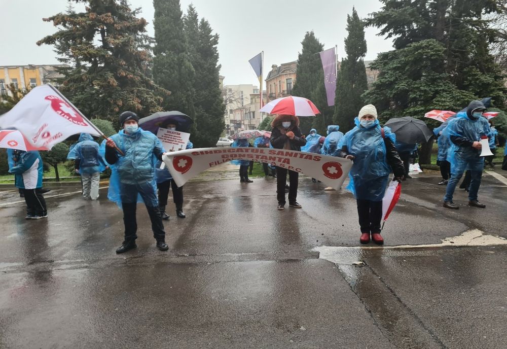 FOTO| Sindicaliştii Federaţiei Sanitas au pichetat Prefectura Constanța