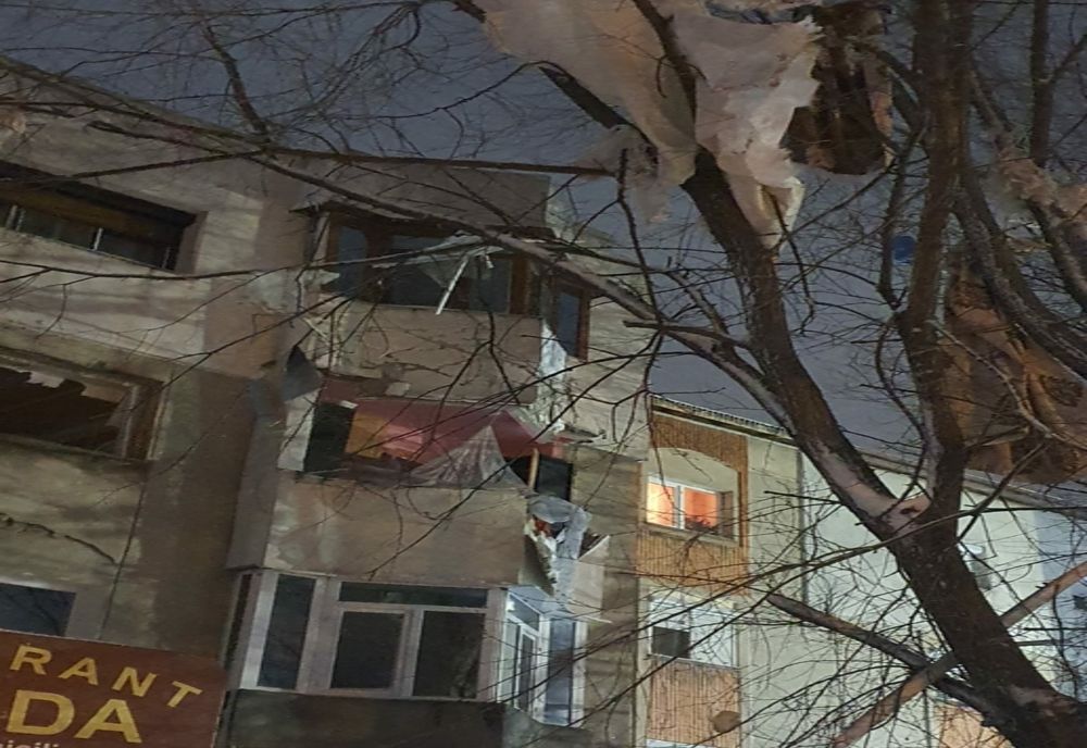FOTO Explozie într-un bloc din Medgidia. Patru persoane rănite iar locatarii au fost evacuați