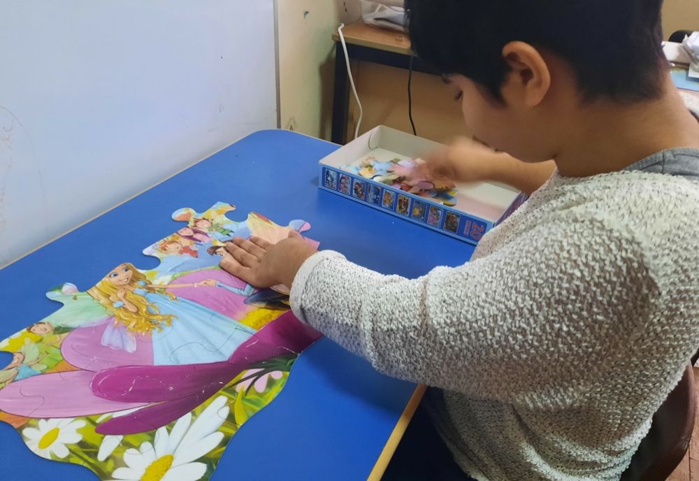 VIDEO| O minune de copil! Într-o lume a întunericului a învățat să ia viața de capăt