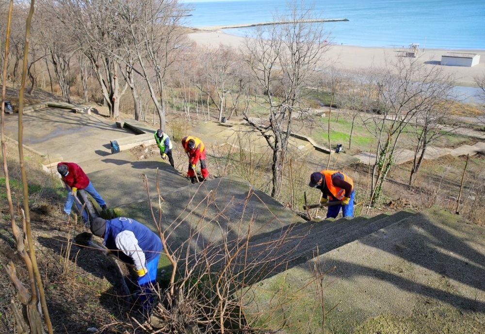 Se recondiționează scările de acces către plaja Modern