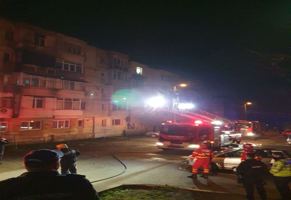 FOTO VIDEO Incendiu puternic în Tulcea. 11 persoane s-au autoevacuat