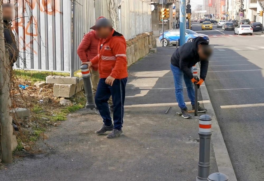 Amendați pentru că au scos stâlpișorii de pe trotuar