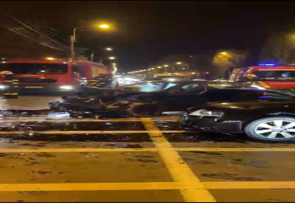 VIDEO| Două mașini s - au făcut praf după ce s-au izbit frontal