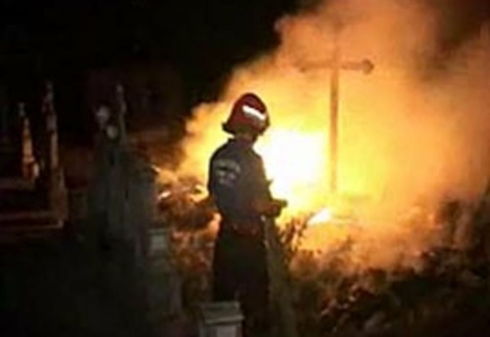 Și-a dat foc în cimitir să scape de închisoare