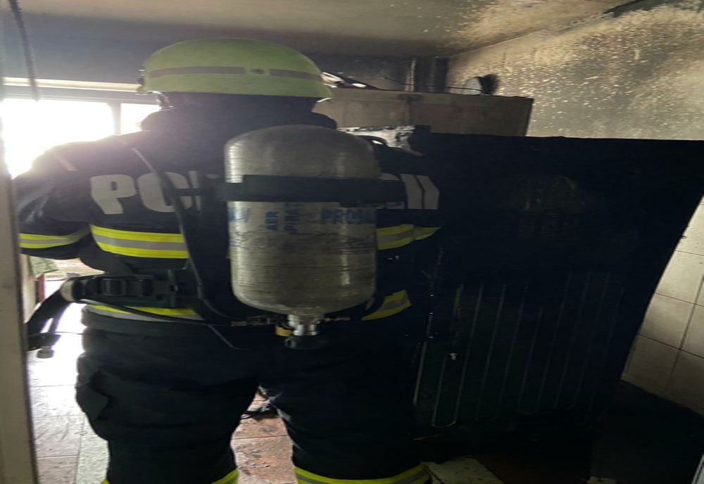 Incendiu cu degajare mare de fum într-un bloc din Tulcea