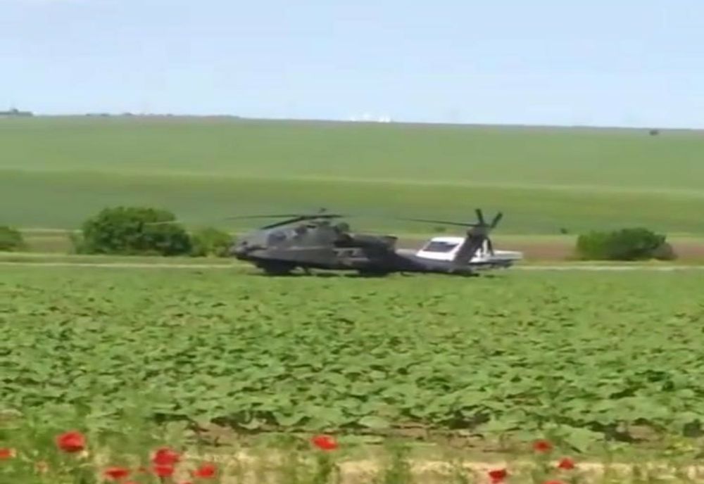 VIDEO Elicopter militar aterizat pe un câmp din județul Constanța 